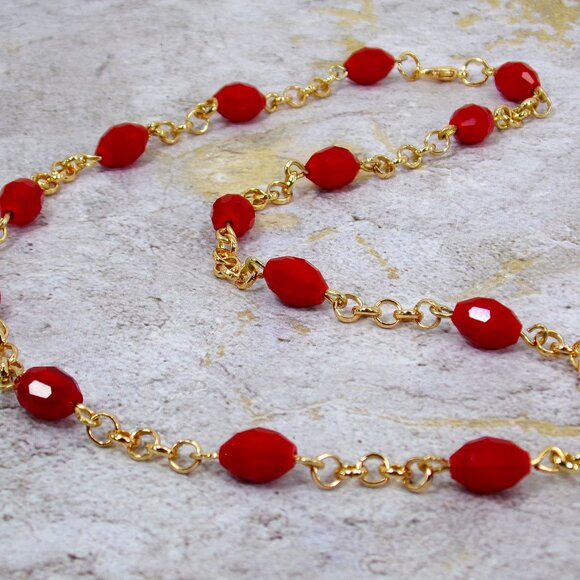 Red glass bead necklace and earring set made with oval glass beads an gold chain - Picture 2 of 11
